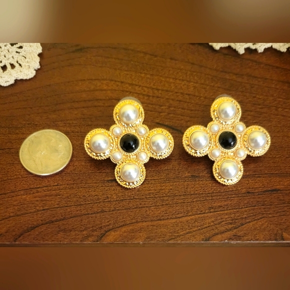 🌟NEW EXPRESS BOLD GOLD BLACK & PEARL EARRINGS Victorian Style - Picture 4 of 4